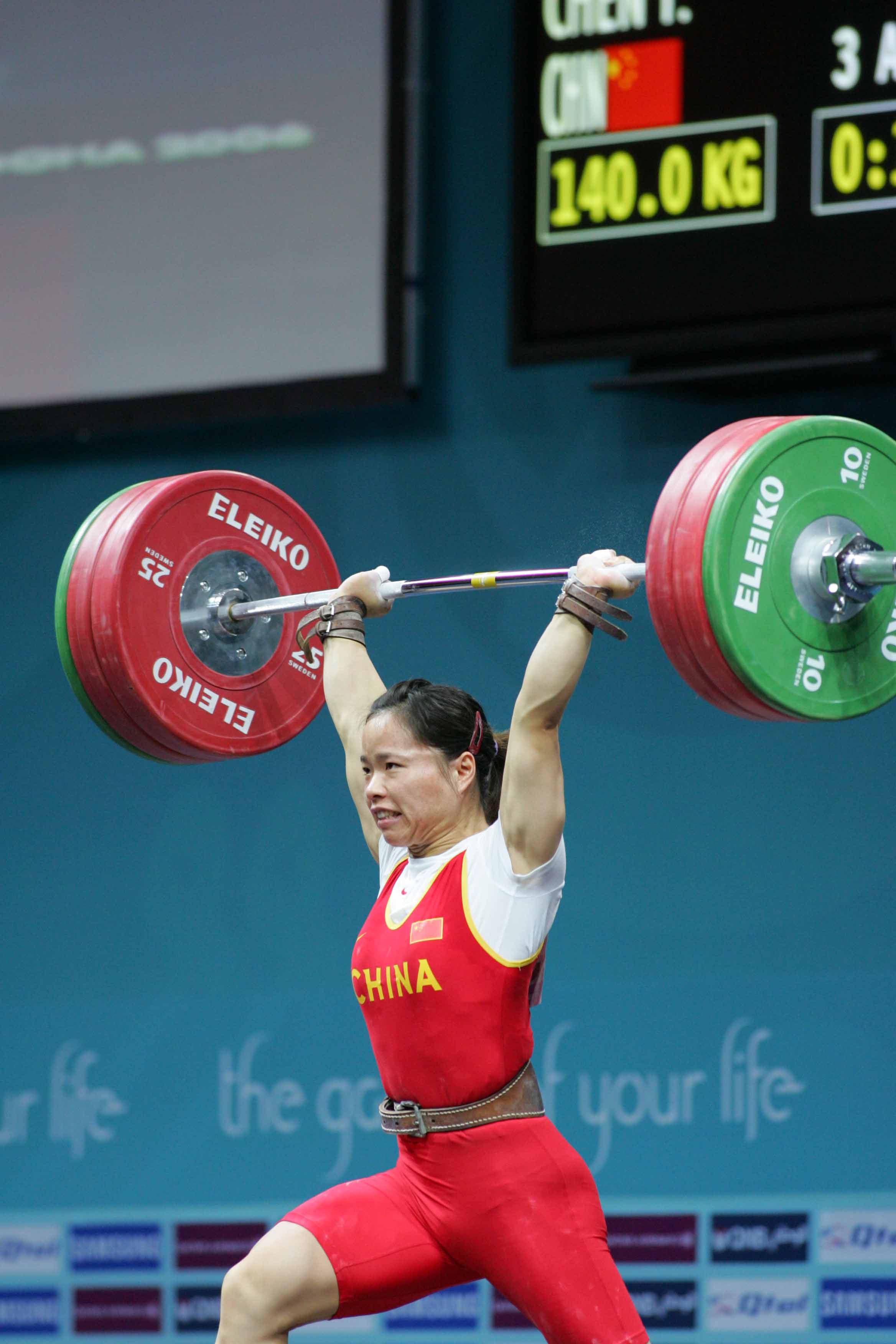 女子63kg级举重获得冠军 刘霞轻松举起杠铃(图)
