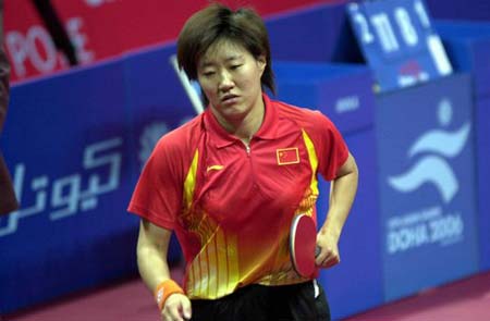 图文:女子乒乓球团体决赛 郭焱思考如何发球