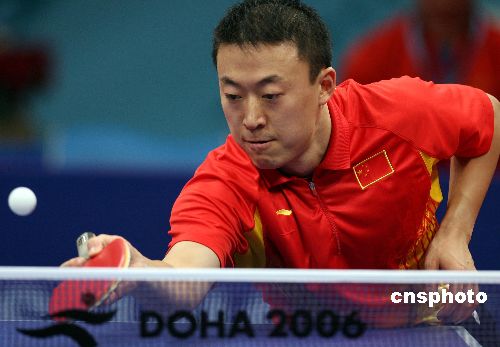 图文:中国队获乒乓球男团冠军 马琳在比赛中