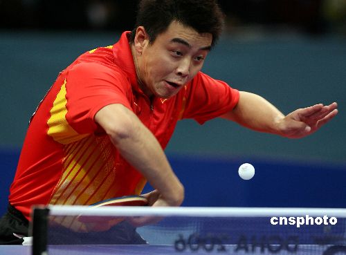图文:中国队获乒乓球男团冠军 王皓反手接球