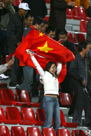 图文：国奥3-1马来西亚 女球迷看台高举国旗