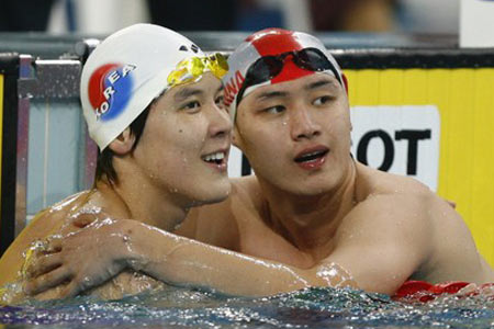 图文：男子200米自由泳 中韩选手赛后互相问候