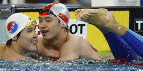 图文：男子200米自由泳 朴泰桓与张琳亲如兄弟 