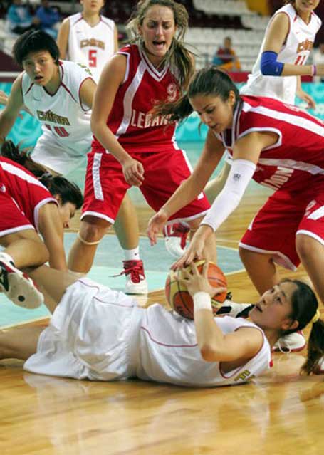 图文：中国女篮106-30胜黎巴嫩 倒地护球