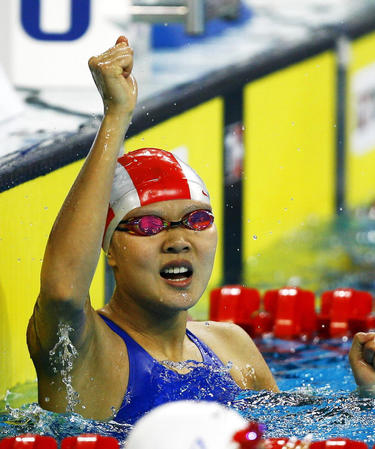 图文：亚运女子50米仰泳决赛 赵菁庆祝夺冠