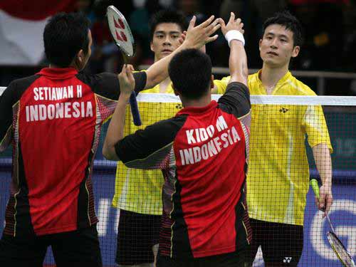 图文:羽毛球男团半决赛中国VS印尼 与对手握手