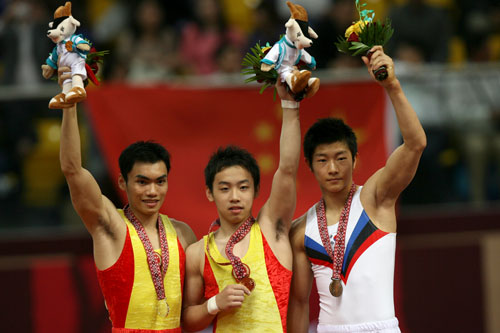 图文：男子自由体操颁奖 中国选手囊括金银牌