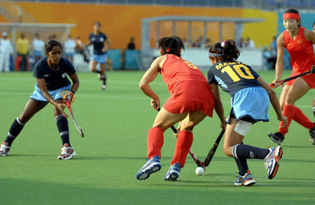 图文:女子曲棍球预赛 中国队以3比1战胜印度队