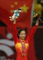 图文：亚运会女子跳马决赛 程菲在颁奖仪式上
