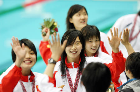图文：女子4x200米自由泳 中国选手击掌相庆