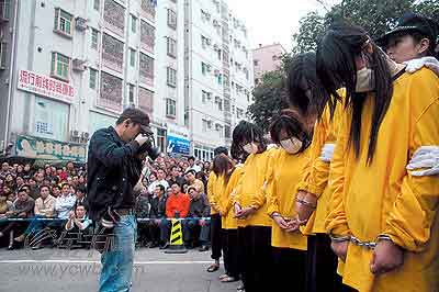 深圳公开处理涉黄人员续 有关人士称是依法行
