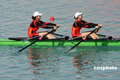 图文:田靓、李勤获女子双人双桨赛艇比赛金牌