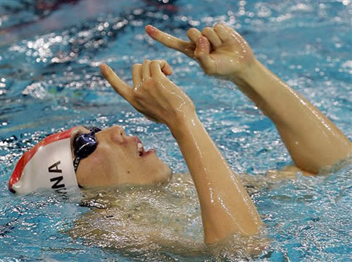 图文:陈祚破男子100米自由泳纪录 摘 最重 金牌
