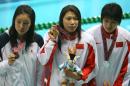 图文：女子蛙泳200米颁奖 前三名站上领奖台