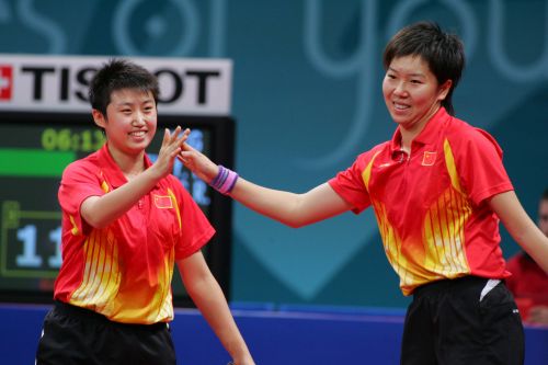 图文:乒乓球女子双打比赛 郭跃李晓霞击掌庆祝