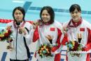图文：女子100米自由泳徐妍玮获金牌 展示奖牌