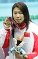 图文：女子200米蛙泳齐晖摘金 展示所获金牌