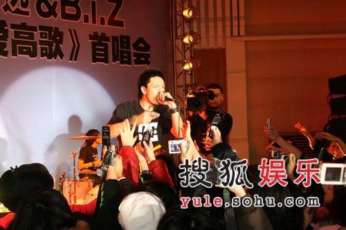 俞思远＆BiZ乐团首唱火爆 现场为歌迷牵线做媒
