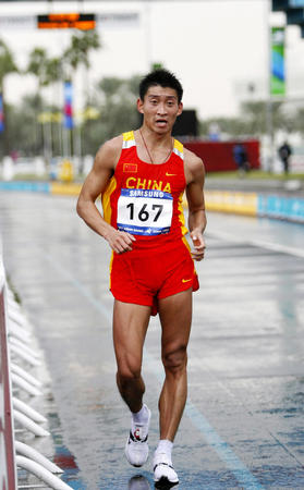 图文:亚运会男子20公里竞走 韩玉成雨中夺金