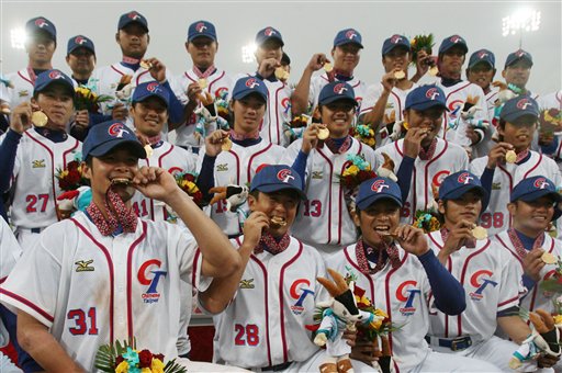 图文:中国台北棒球力克日本夺冠 队员品尝胜果