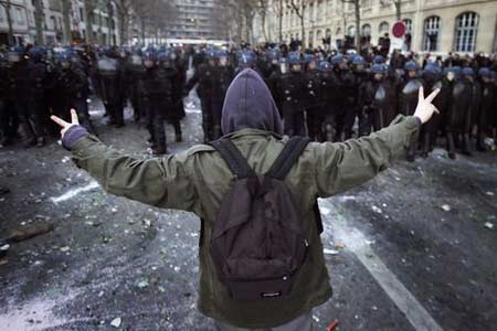 组图:法国青年抗议首次雇佣合同