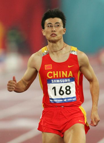 图文:亚运会男子100米预赛 胡凯冲线后看成绩