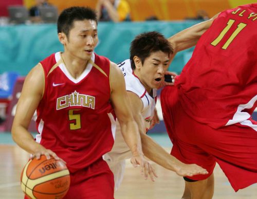 图文:亚运篮球小组赛中国VS日本 刘炜带球突破