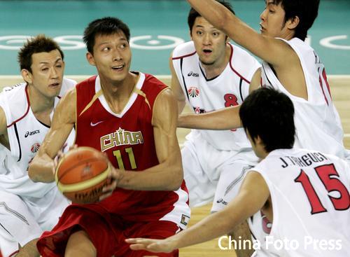 图文:亚运会男篮小组赛 中国94-68大胜日本