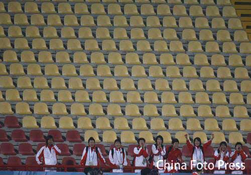 图文:亚运会1\/4决赛中国VS伊朗 女足现场助威