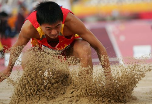 图文:亚运会男子跳远决赛 张晓一跳入沙坑