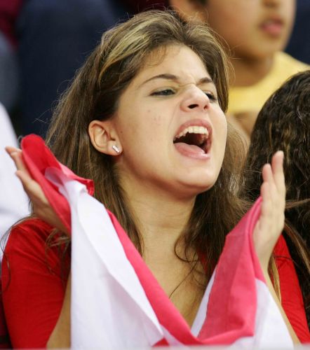 图文：亚运中国男篮VS黎巴嫩 美女球迷的呐喊