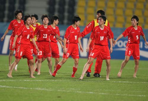 图文:亚运会中国女足1-3朝鲜 朝鲜队队员离场