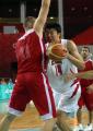 图文：中国男篮75-73黎巴嫩 王治郅与对手拼抢