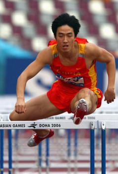 图文:多哈亚运会男子110米栏晋级决赛 飞跃迷