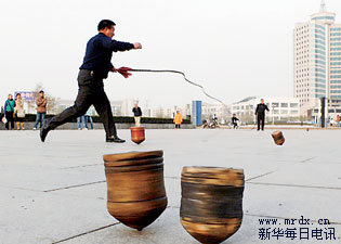 12月10日,古城开封许多市民通过参加打陀螺,抖空竹等传统的民间体育