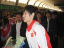 图文：亚运会羽球健儿返京 鲜花簇拥首都机场