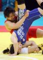 图文：摔跤女子自由式72公斤王旭摘金 摔倒对手