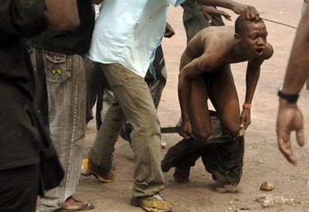 2006年刚果(金)总统选举期间,一名男子遭众人玩弄.