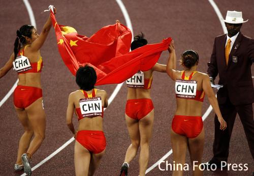 图文:女子4x100米接力中国夺冠 队员兴奋不已