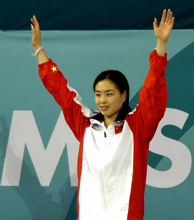 图文:亚运跳水女子单人一米板 吴敏霞在奖台上