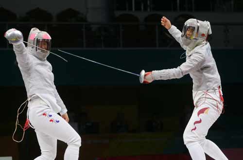 图文:亚运女子佩剑团体赛中国队摘金 剑锋相对