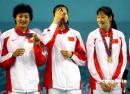 图文：亚运会中国女排战胜日本获冠军 展示奖牌