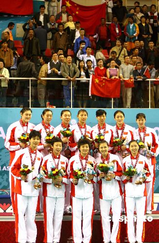 图文：亚运会中国女排战胜日本获冠军 赛后合影