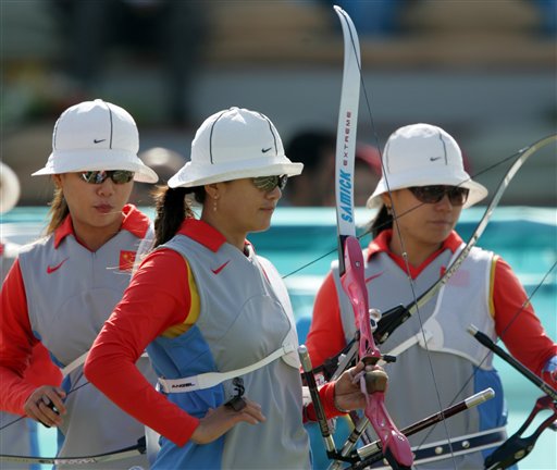 图文：射箭女团韩国队夺金 中国摘银队员沮丧