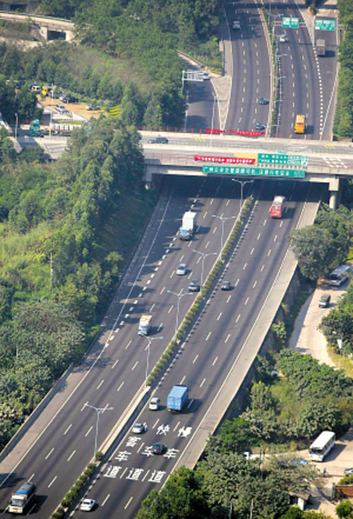 东风路广园路将分道限速 空警出动纠违章(图)