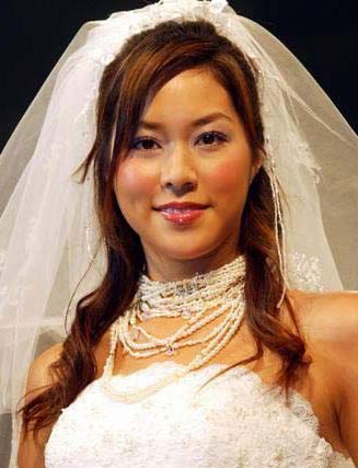 徐子淇婚纱_千亿媳妇徐子淇为慈善首度曝光婚纱照(3)