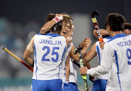 图文：中国男曲1-3不敌韩国 韩国队庆祝胜利
