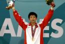 图文：林跃荣获亚运男子十米台冠军 在领奖台上