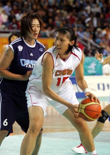 图文：中国女篮90-59中国台北 陈楠准备传球