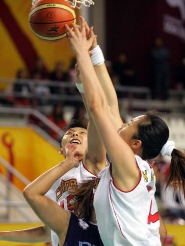 图文：中国女篮90-59中国台北 双方争抢篮板